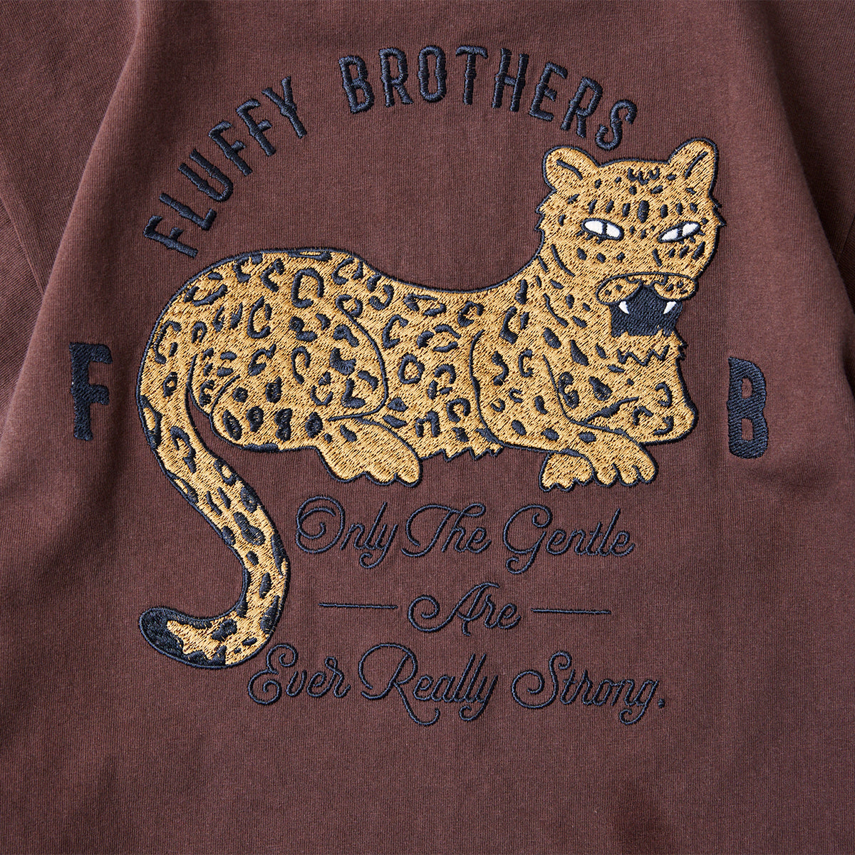 ヒョウ刺繍Tシャツ