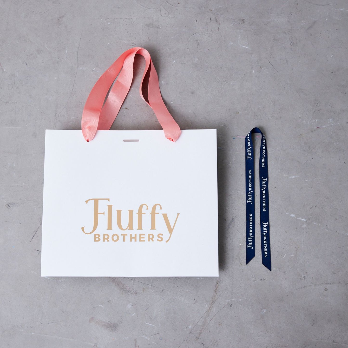 ロゴ入り紙袋(リボン付き)　M