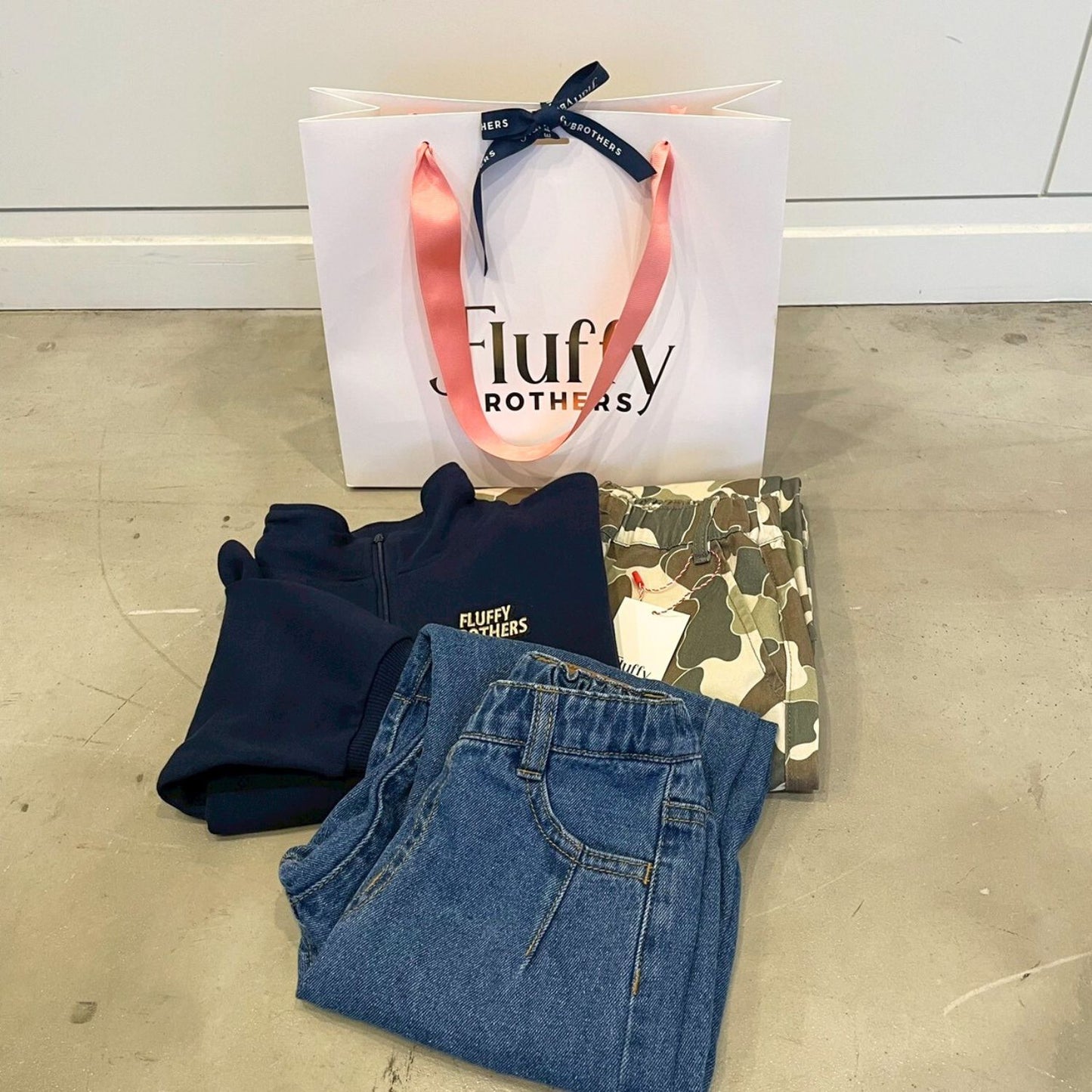 ロゴ入り紙袋(リボン付き)　M