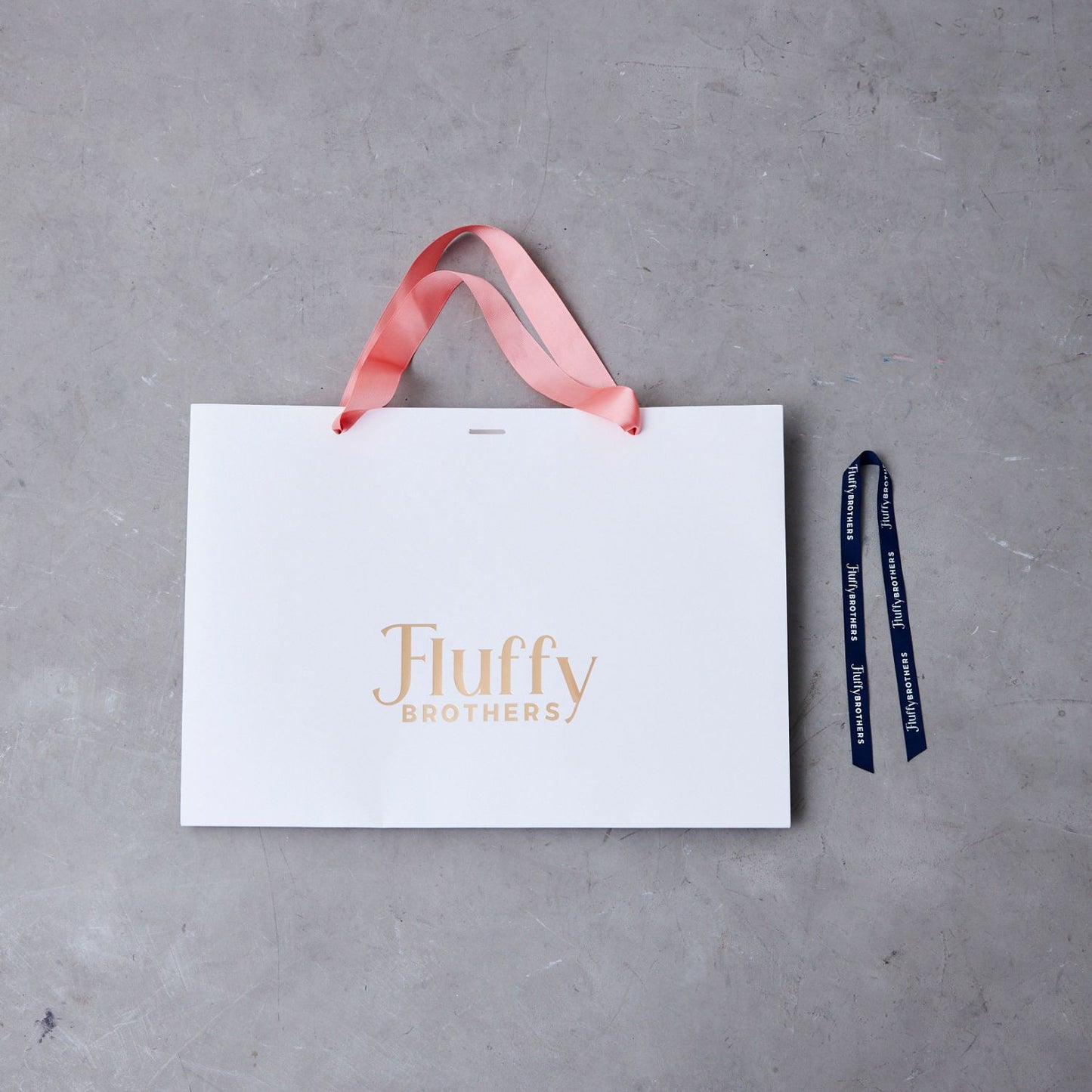 ロゴ入り紙袋(リボン付き)　L