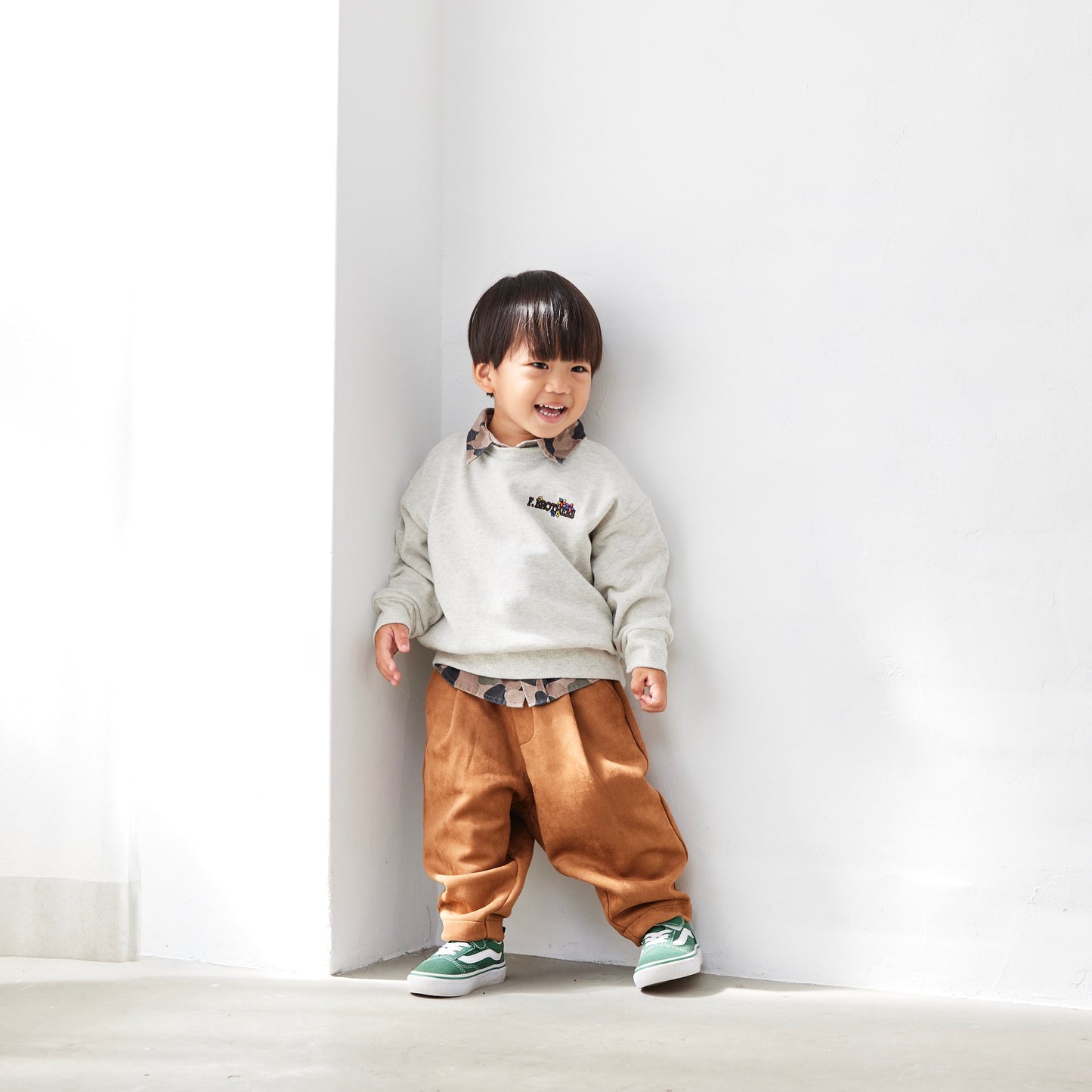 花ロゴ刺繍トレーナー